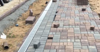 Профессиональная укладка плитки на улице в Камне-на-Оби в октябре
