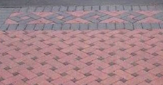 Укладка тротуарной плитки на старое бетонное основание в Камне-на-Оби в октябре