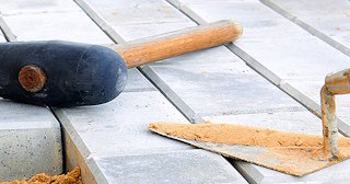 Профессиональная укладка тротуарной брусчатки в Камне-на-Оби в октябре