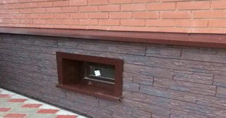 Облицовка цоколя панелями под камень в Камне-на-Оби в октябре
