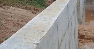 Строительство подпорной стенки из бетона в Камне-на-Оби в октябре