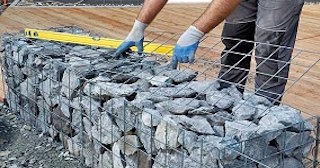 Устройство подпорной стенки из габионов в Камне-на-Оби в октябре